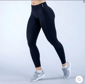DFYNE impact leggings - DFYNE impact leggings i midnight black. Helt nya, aldrig använda då de är för små för mig.