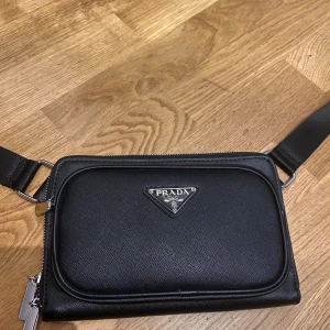 Prad axelväska - Svart axelväska i skinn köpt i Spanien.