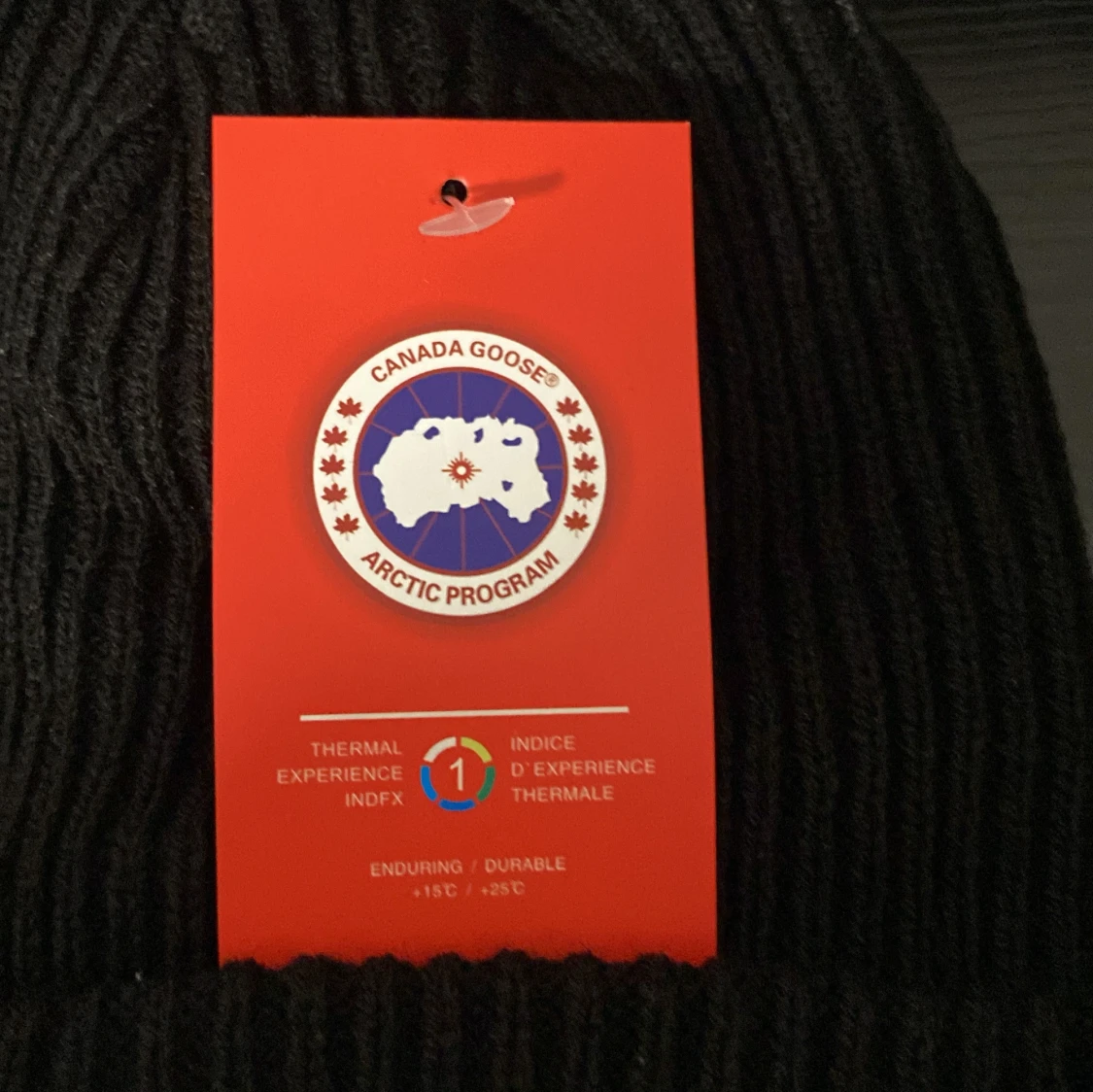 Svart ribbad mössa  - 2