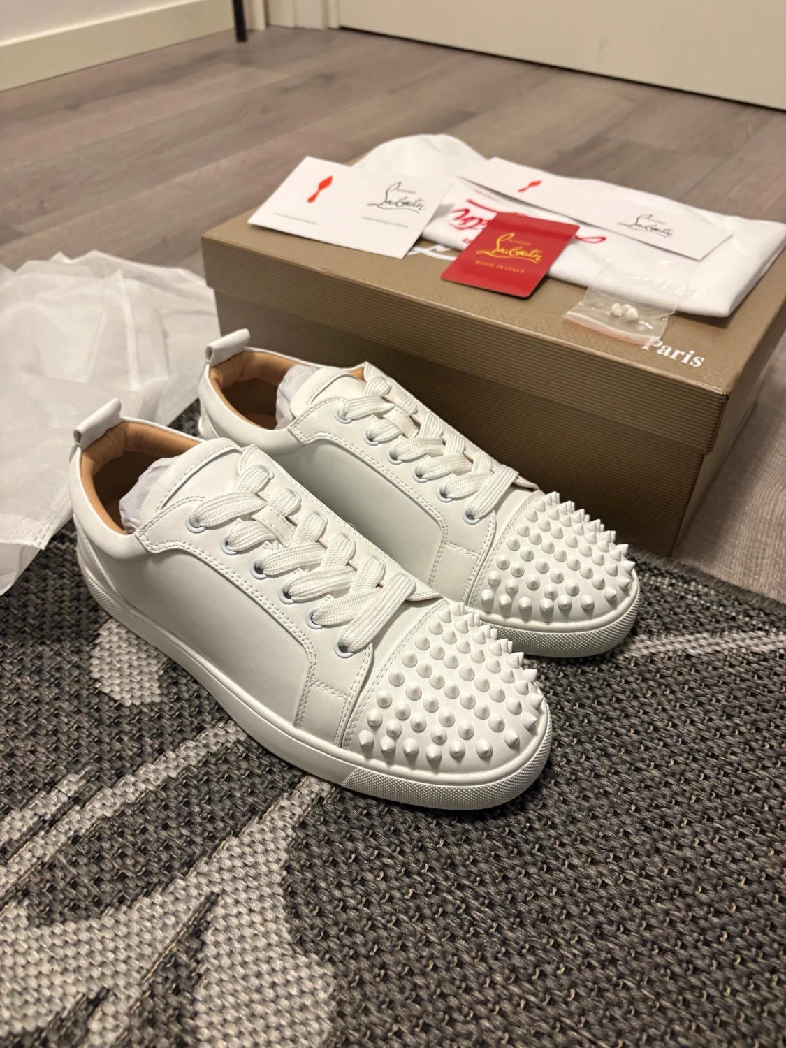 Vita Christian Louboutin sneakers med nitar