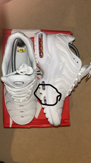 Nike Air Max Plus vita sneakers - Helt oanvändt köpte det men den har en rosa fläck på bilden, det är ända problemet med den.
