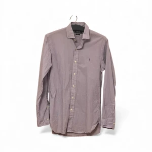 Ralph lauren skjorta  - Riktigt fet Ralph lauren lila vit skjorta i väldigt fint skick. Skjortan passar S-M och sitter slim fit.                                        Skickar direkt!🌟⭐️