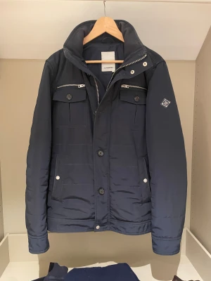 J.Lindeberg field jacka - Tjena! Säljer nu denna J.Lindeberg field jacka. Storlek M. Skick 9,5 /10. Nypris på denna är ca 4800 och mitt pris 1899, (pris kan diskuteras vid snabb affär). Hör gärna av er vid minsta fundering/fråga. MVH JL Sellout 