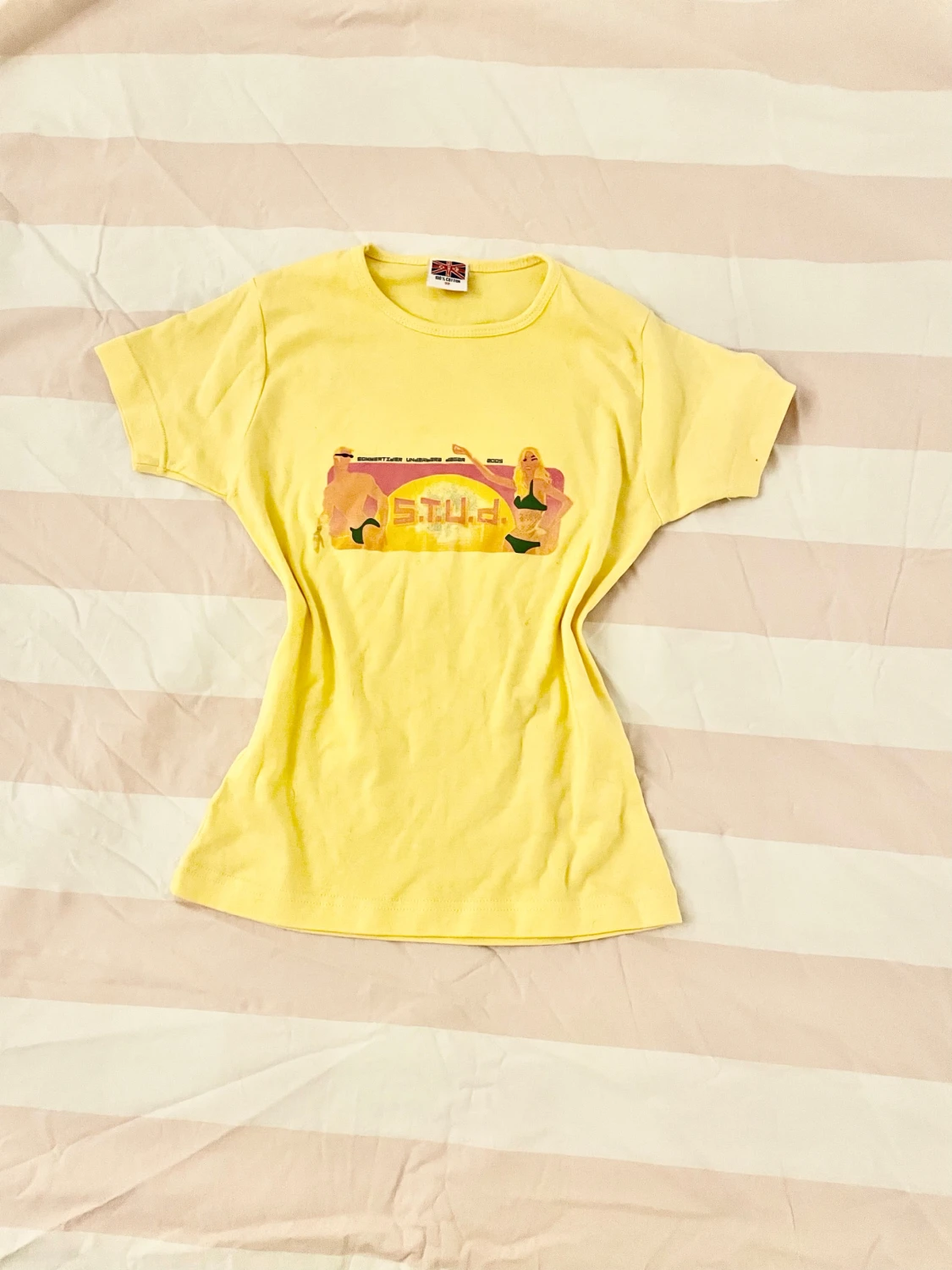 Gul fin 2000s t shirt med tryck pĂ„!đ