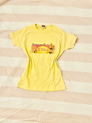 Gul fin 2000s t shirt med tryck på!💓 - söt t shirt i mycket bra skick och inga fläckar! storlek xxs/32,skickar inom 1-2 dagar!😊