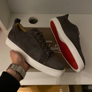 Christian Louboutin skor - Christian Louboutin skor i strlk 43 | Aldrig använda | I mocka material med sin ikoniska röda sula | Skriv vid funderingar!