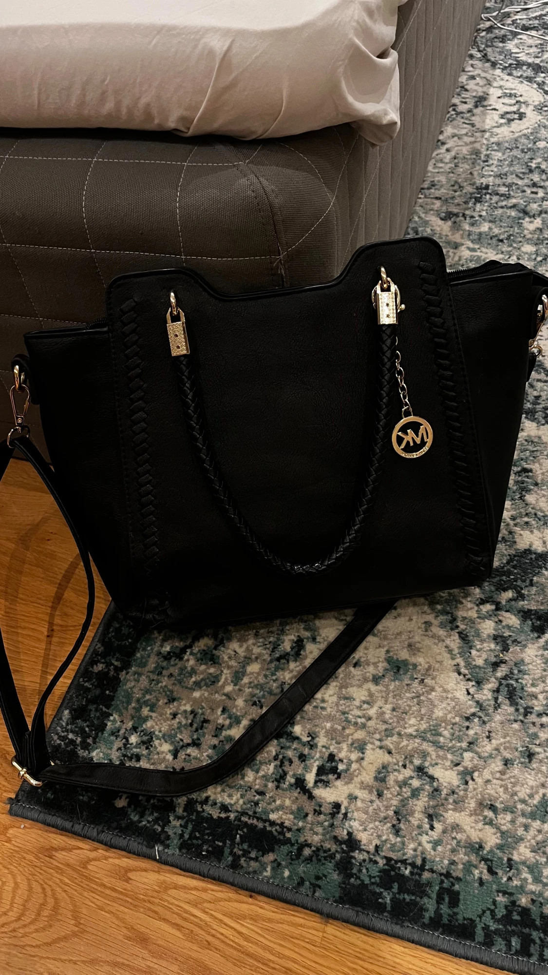 Svart Michael Kors axelväska i skinn