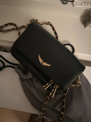 Svart axelväska från Zadig & Voltaire - Säljer denna väska, jätte fint skick och äkta köpt på zalando skickar köphistorik om man vill 🤍
