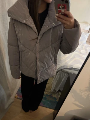 Vinterjacka - Jättecool blänkande jacka som aldrig kommit till användning, strl 38 då jag ville ha den oversized så den passar perfekt med en tjockare tröja under nu i vinter 🥰🥰🥰
