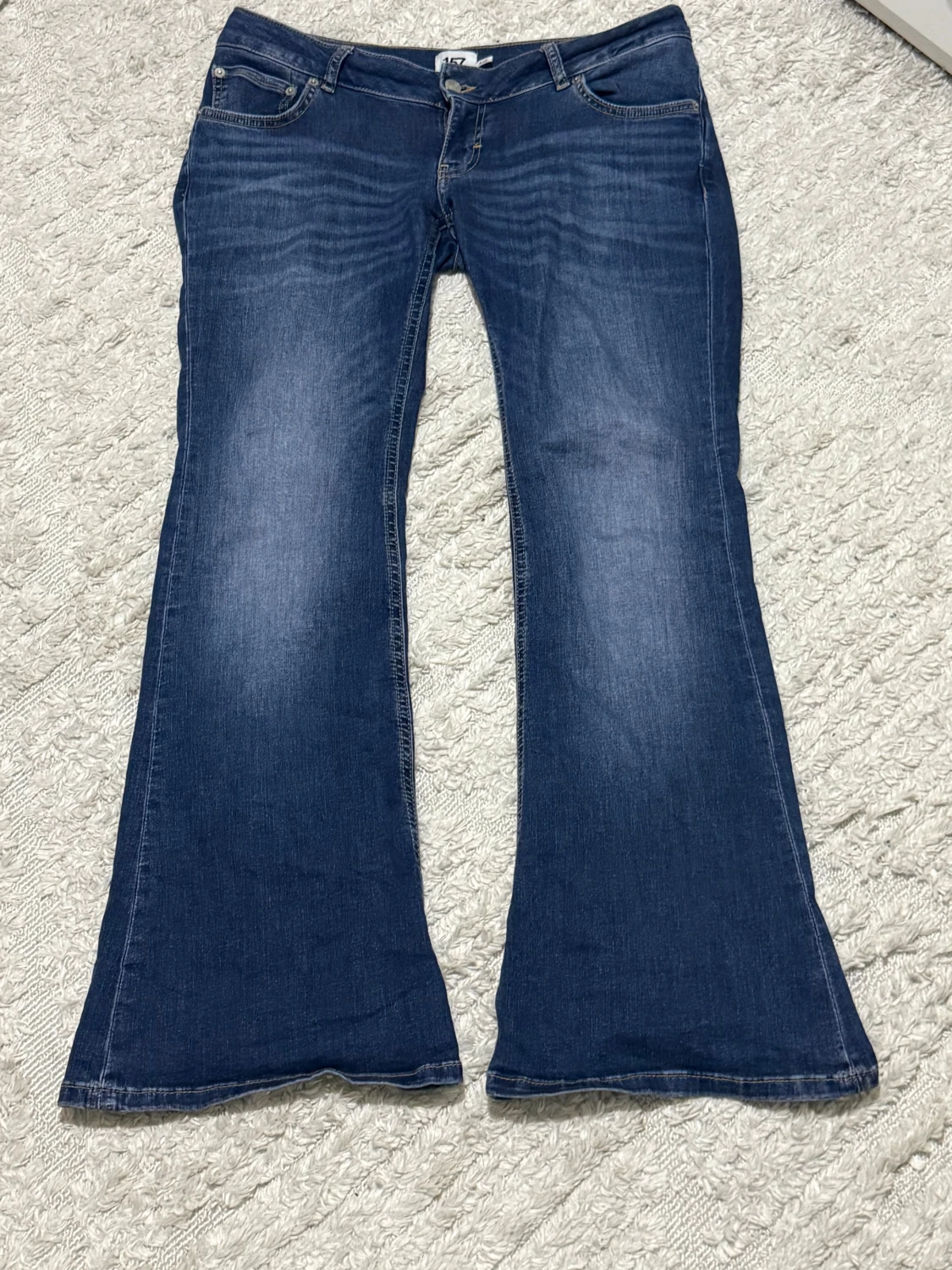 Blå bootcut jeans från 157, stl L short