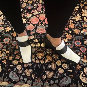 Svartvita loafers från Bronx - Unika loafers från Bronx i svart och vitt skinn med fyrkantig tå och bred klack. Stilen ger en cool retrovibe. Perfekt för dig som gillar att sticka ut med en kombination av lite edge och klassisk form. Superskön passform, har använts med tunn innersula av modellen som har strl 38. (Nypris 699kr Scorett)