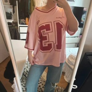Rosa jersey - Super fin stor t tröja med tryck, super skönt material. Knappt använd ❤️