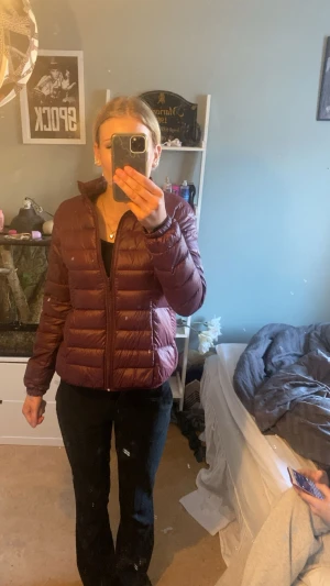 Vinröd jacka xs  - Säljer min jätte fina vinröda jacka då den  aldrig riktigt kommit till andvändnig och bara hänger  storlek xs 💕