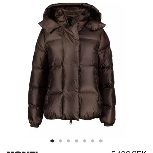Brun pufferjacka från Monel - Säljer en brun pufferjacka från Monel. NYPRIS 5500kr!!! Endast använd 1 vinter! Superfint skick!! som ny!! Helt slutsåld! Kan tänka mig att sälja för 2200 vid snabb affär!! Storlek XXS, men sitter som en M/L