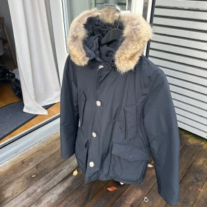 Woolrich parkas dunjacka S - Fin dunjacka från Woolrich. Storlek S, passar nog M/48. Mörkblå  Nypris ca 9000kr