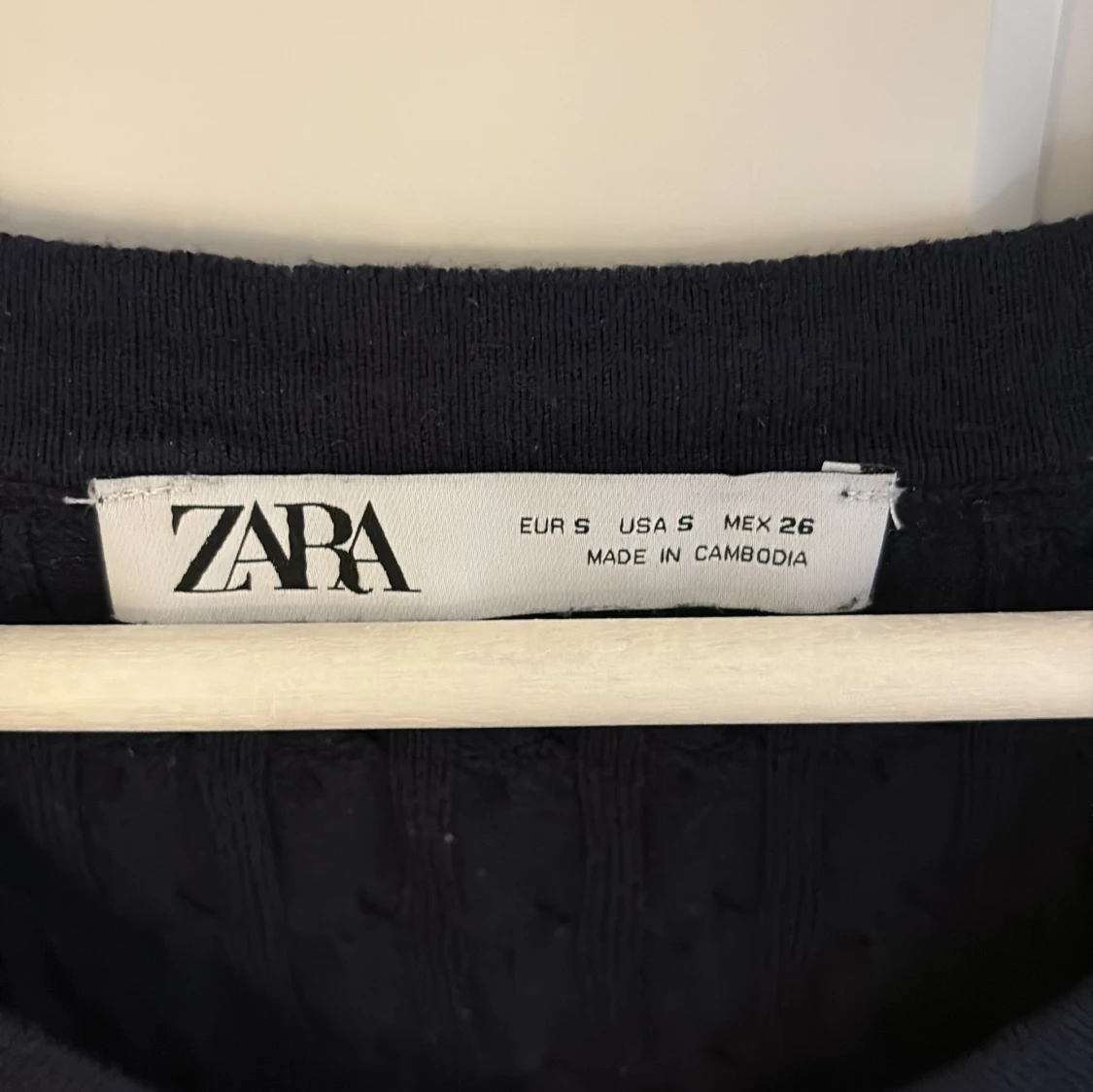 Svart v-ringad stickad tröja från Zara - 2