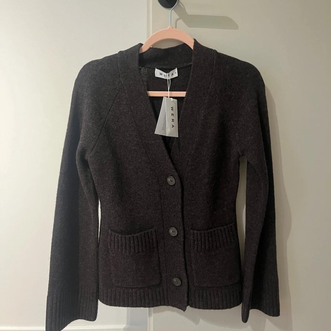 Mörkbrun stickad kofta från Wera