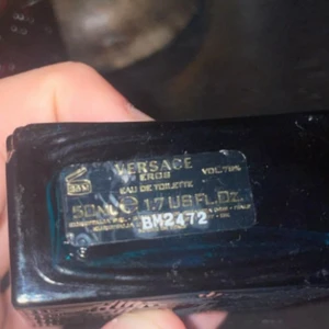 Versace Eros Eau de Toilette 50ml - Versace Eros Eau de Toilette i en snygg 50ml flaska. Perfekt för dig som vill sticka ut med en ikonisk doft från ett välkänt modehus. Volym: 50ml. Tillverkad i Italien.