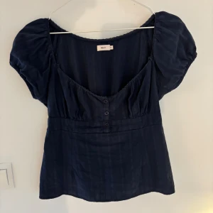 Mörkblå blus från Nelly - Söt blus från Nelly i toppenskick!