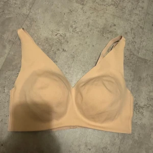 Beige BH från 80E - Säljer en beige bh i storlek 80E. Toppen är tillverkad i ett mjukt och stretchigt material. Enbart testad, säljer då de ej går att skick tillbaka