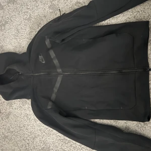 Nike tech  - Svart Nike tech med byxor inget fel med hoodie men byxorna är lite solbränd.men man kan köpa bara hoodien om man eller byxorna. Priset kan diskuteras 