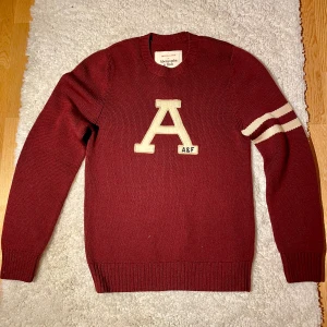 Ny Abercrombie & Fitch stickad tröja - Säljer en helt ny stickad A&F tröja med lappen kvar. Den är storlek L men sitter som S/M. Hör av er vi frågor!