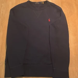 Mörkblå sweatshirt från Polo Ralph Lauren - Mörkblå sweatshirt från Ralph Lauren i storlek M, knappt använd, skick 10/10