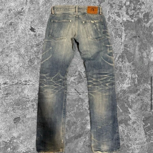 Selvedge hysteric glamour jeans - OBS SÄLJER INTE PÅ PLICK KOLLA MIN BIO Selvedge/selvage hysteric glamour jeans med sjuk fade och honeycombing. Riktigt sköna slitningar också. Straight fit med lite bootcut. Inga defekter. Stl 28/32 mått: midja:38cm ytterbenslängd: 102cm. Kom gärna med frågor😊