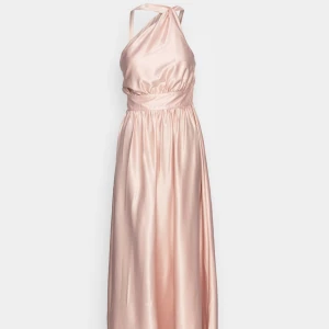 Ljusrosa långklänning med oneshoulder - Säljer en elegant ljusrosa långklänning i satinliknande material med oneshoulder och bred midjedetalj. Klänningen har ett mjukt fall och en stilren siluett som ger en lyxig känsla. Perfekt för student eller bal! Fråga gärna om fler bilder eller mått.