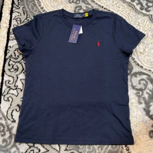 ralph lauren tröja  - passar S,M, 100% bomull, aldrig använd. QR skannar, säljer den för min syster eftersom hon inte vill ha den.