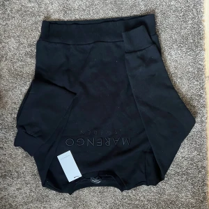 Svart sweatshirt från Marengo Sweden - Svart sweatshirt från Marengo Sweden med broderad logga framtill. Tröjan har rund hals, ribbade muddar vid ärmslut och nederkant.  Helt ny