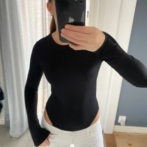 Svart långärmad body - Säljer en svart långärmad body ifrån Zara i storlek S. I mycket bra skick, endast använd en gång💕