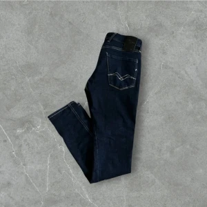 Replay Anbass hyperflex - Feta Replay Jeans i modellen Anbass hyperflex | 9/10 skick inga defekter✅ Storlek 28/32, skriv vid frågor eller funderingar! Notera att baktaggen - den svarta på första bilden är borta men påverkar inget på utseended när man väl har på sig dem och ingen bryr sig.
