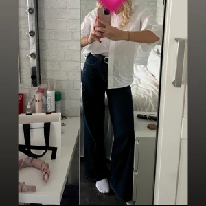 Mörkblå wide jeans med hög midja - Snygga mörkblå jeans med hög midja