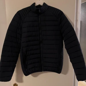 Smog Jacka - Säljer en jacka som är använd ett fåtal gånger. Inga skador eller defekter.