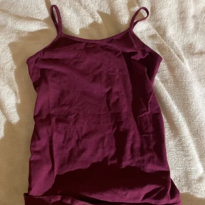 Vinröd linnetopp  - Säljer en söt vinröd linnetopp med smala axelband. Står ingen storlek i men skulle säga XS/S