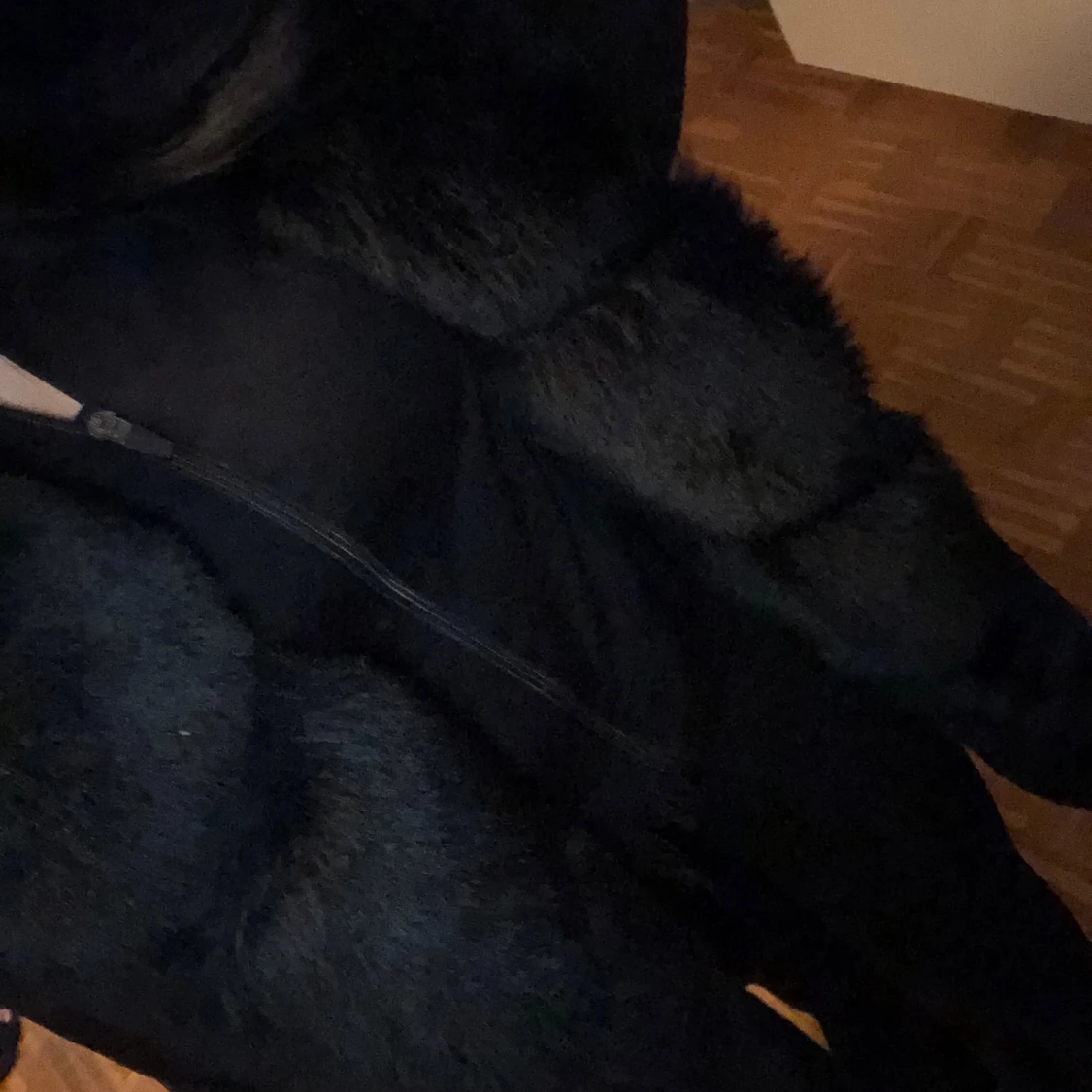 Svart parkas med fuskpäls  - 1