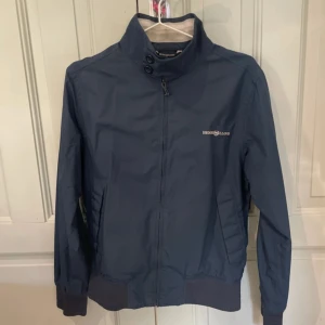 Mörkblå Henri Lloyd jacka small - Mörkblå Henri Lloyd jacka i storlek small, både vindtät och vattentät med mera