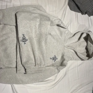 Portugal tracksuit  - Säljer mitt Portugal tracksuit som tyvärr blivit för litet, skicket är 8/10 Lotte nopprigt men fixar självklart detta innan frakt så de ser nytt ut. Strl XS passar den som är 170 neråt. Vid minsta lilla fundering hör gärna av dig! 