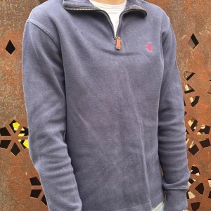 Ralph Lauren half zip - Mycket bra skick lite solblekt bara skick 7/10 nypris 2200kr modellen på bilden är ca 170 lång väger 50kg storlek xs