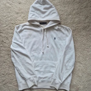 Vit Ralph Lauren hoodie - Vit Ralph Lauren hoodie, köpt på Stenströms, alltså 100% äkta! | Storlek: S | Nypris: 1200 | Vårt pris: 700 | Skick: 9 / 10, mycket sparsamt använd! Kontakta innan då det kan ta lite tid med leverans, pga semester!