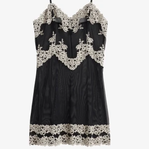 Intimissimi pretty flowers nattlinne - Svart i strl s💕 Använd nån enstaka gång. Köptes förra året men har ej kommit till användning💕 I toppen skick! Nypris 750