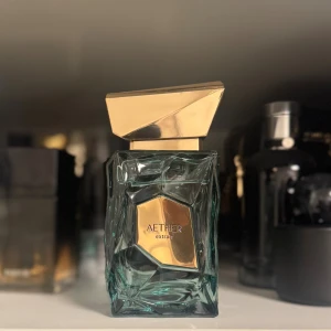 Aether Extrait French Avenue 100 ml - Aether Extrait från French Avenue – en parfym med unik design och exklusiv känsla. Tillverkad i U.A.E. Perfekt för dig som vill sticka ut med något annorlunda i parfymhyllan.