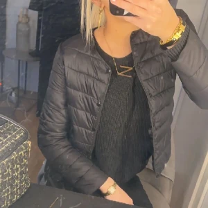 Unqlo jacka - Säljer min svarta Uniqlo jacka då den inte kommer till användning längre. Den är knappt använd och i superfint skick. Skriv för frågor, pris kan diskuteras💗💗