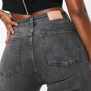 Grå bootcut jeans från Bershka - Snygga grå jeans från Bershka med bootcut och hög midja. 