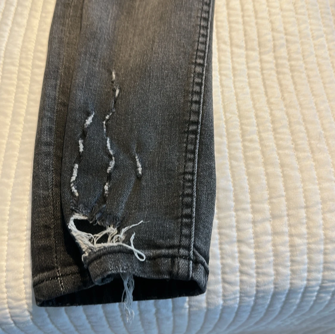 Svarta skinny jeans med slitningar - 2