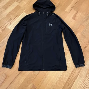 Under Armour S - Under Armour jacka i storlek S. Fint skick. Använd max 10 gånger. Inga defekter förutom lite små fläckar, men går enkelt bort i tvätten. 
