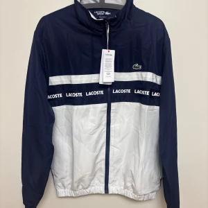 Lacoste Windbreaker Mörkblå - Lacoste Windbreaker i nyskick | Storlek M | Fraktar samma dag om köp sker innan 22:00