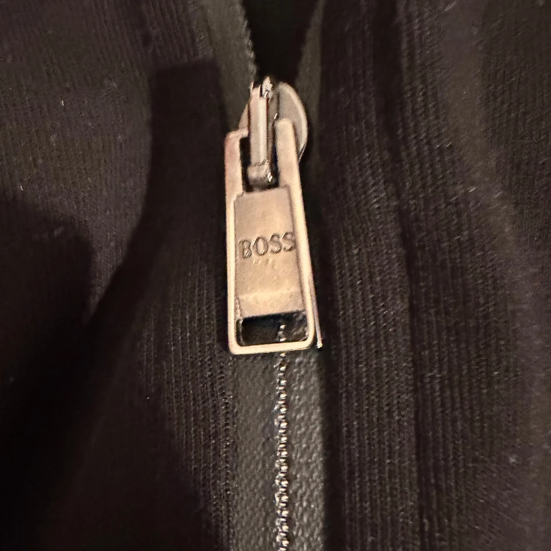 Svart zip-hoodie från BOSS, strl S - 4