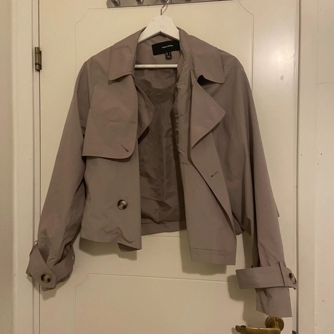 Beige kort trenchcoat från Vero Moda